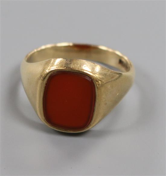 A 9ct gold signet ring with vacant carnelian matrix, size U..